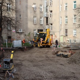 powiększ zdjęcie: Trwa przebudowa podwórza w kwartale przy ulicy Szkolnej