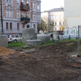 powiększ zdjęcie: Trwa przebudowa podwórza w kwartale przy ulicy Szkolnej