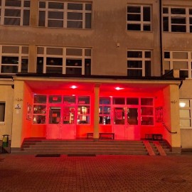 powiększ zdjęcie: Legnica podświetlona na czerwono w ramach kampanii „Dzieciństwo bez Przemocy”