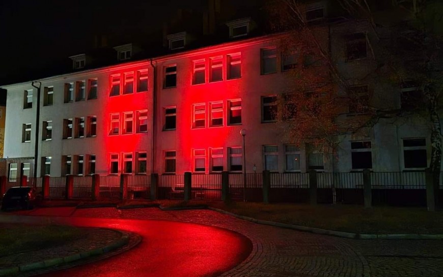 Legnica podświetlona na czerwono w ramach kampanii „Dzieciństwo bez Przemocy”