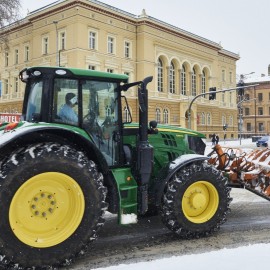 Akcji Zima: intensywne opady śniegu i całonocne działania służb