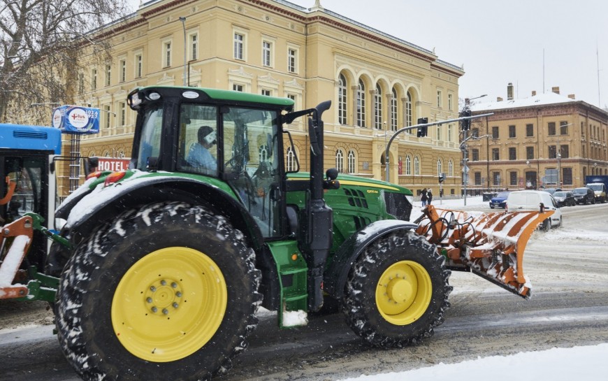 Akcji Zima: intensywne opady śniegu i całonocne działania służb