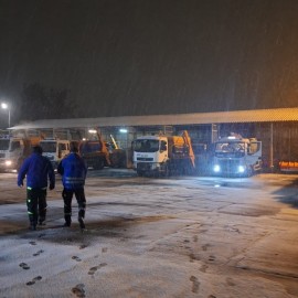 powiększ zdjęcie: Akcji Zima: intensywne opady śniegu i całonocne działania służb