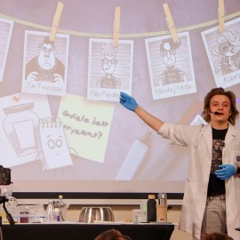 powiększ zdjęcie: Dr inż. Adam Mirek w Legnicy. Pokazy w Centrum Witelona i spotkanie w LBP