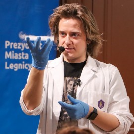 powiększ zdjęcie: Dr inż. Adam Mirek w Legnicy. Pokazy w Centrum Witelona i spotkanie w LBP