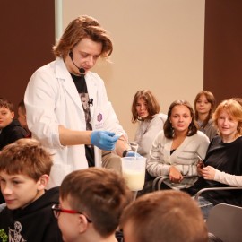 powiększ zdjęcie: Dr inż. Adam Mirek w Legnicy. Pokazy w Centrum Witelona i spotkanie w LBP