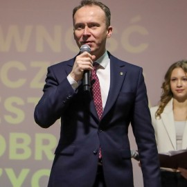 powiększ zdjęcie: Nowoczesne boisko przy ZSO nr 4 już gotowe