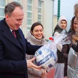 powiększ zdjęcie: Nowoczesne boisko przy ZSO nr 4 już gotowe