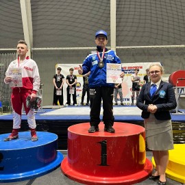 powiększ zdjęcie: Legniczanin Dariusz Wszoła mistrzem Polski w trójboju siłowym. Gratulujemy