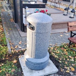 powiększ zdjęcie: Nowe pojemniki na zużyte baterie i drobne odpady na cmentarzu przy ul. Wrocławskiej