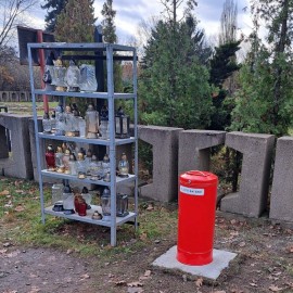 Nowe pojemniki na zużyte baterie i drobne odpady na cmentarzu przy ul. Wrocławskiej
