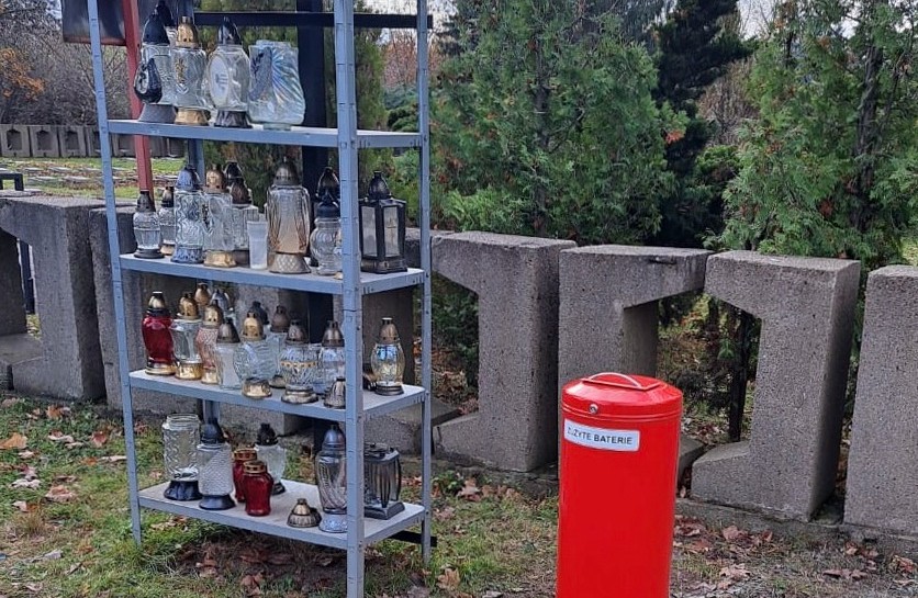 Nowe pojemniki na zużyte baterie i drobne odpady na cmentarzu przy ul. Wrocławskiej