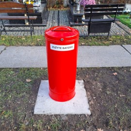 powiększ zdjęcie: Nowe pojemniki na zużyte baterie i drobne odpady na cmentarzu przy ul. Wrocławskiej