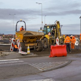 powiększ zdjęcie: Trwają prace przy budowie ronda na Jaworzyńskiej