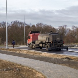 powiększ zdjęcie: Trwają prace przy budowie ronda na Jaworzyńskiej