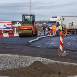 powiększ zdjęcie: Trwają prace przy budowie ronda na Jaworzyńskiej