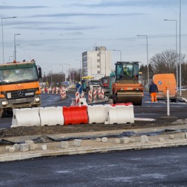 powiększ zdjęcie: Trwają prace przy budowie ronda na Jaworzyńskiej