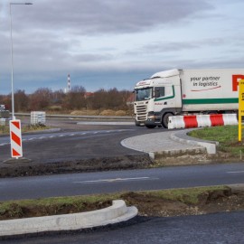 powiększ zdjęcie: Trwają prace przy budowie ronda na Jaworzyńskiej