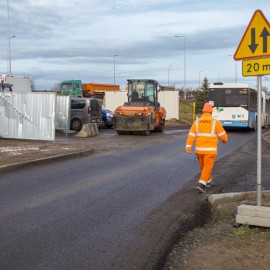 powiększ zdjęcie: Trwają prace przy budowie ronda na Jaworzyńskiej