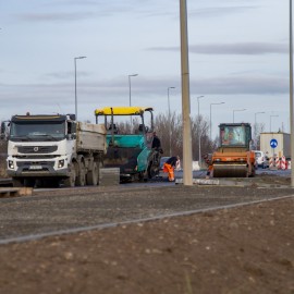 powiększ zdjęcie: Trwają prace przy budowie ronda na Jaworzyńskiej