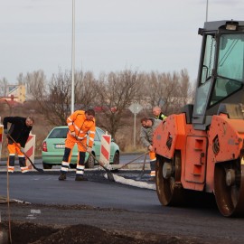 powiększ zdjęcie: Trwają prace przy budowie ronda na Jaworzyńskiej