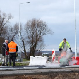 powiększ zdjęcie: Trwają prace przy budowie ronda na Jaworzyńskiej