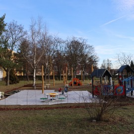 powiększ zdjęcie: Nowe place zabaw przy legnickich żłobkach na finiszu realizacji