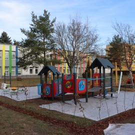 powiększ zdjęcie: Nowe place zabaw przy legnickich żłobkach na finiszu realizacji