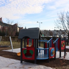 powiększ zdjęcie: Nowe place zabaw przy legnickich żłobkach na finiszu realizacji