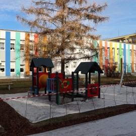 powiększ zdjęcie: Nowe place zabaw przy legnickich żłobkach na finiszu realizacji