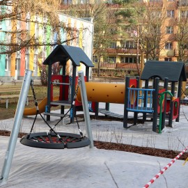 powiększ zdjęcie: Nowe place zabaw przy legnickich żłobkach na finiszu realizacji