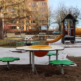 powiększ zdjęcie: Nowe place zabaw przy legnickich żłobkach na finiszu realizacji