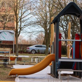powiększ zdjęcie: Nowe place zabaw przy legnickich żłobkach na finiszu realizacji
