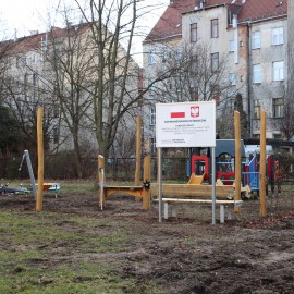 powiększ zdjęcie: Nowe place zabaw przy legnickich żłobkach na finiszu realizacji