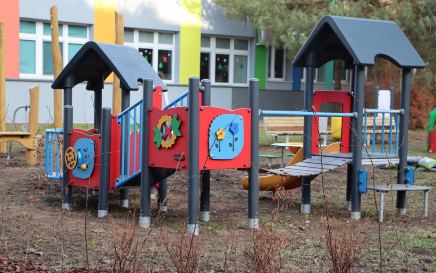 Nowe place zabaw przy legnickich żłobkach na finiszu realizacji