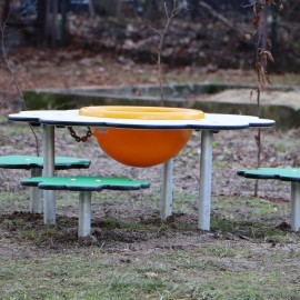 powiększ zdjęcie: Nowe place zabaw przy legnickich żłobkach na finiszu realizacji