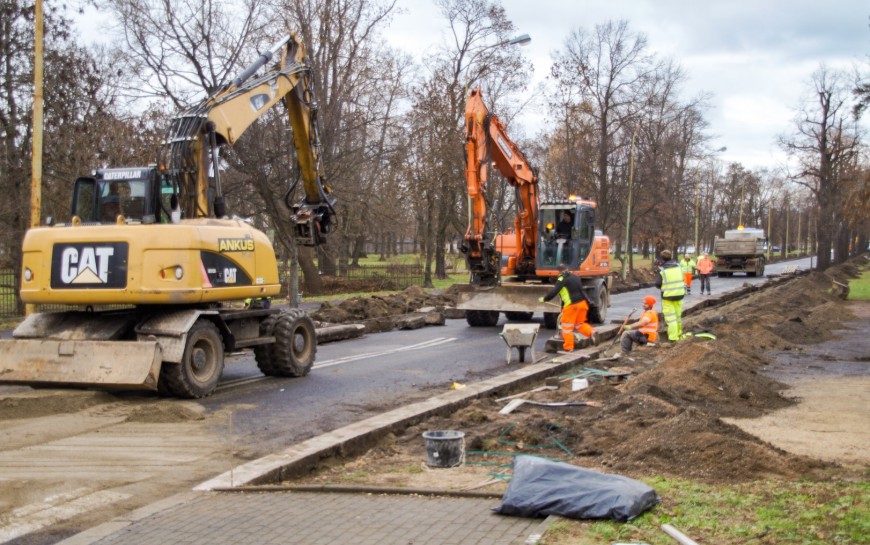 Remont al. Ofiar Ludobójstwa OUN UPA. Trwa regulacja krawężników