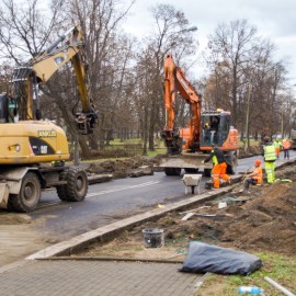 powiększ zdjęcie: Remont al. Ofiar Ludobójstwa OUN UPA. Trwa regulacja krawężników