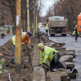powiększ zdjęcie: Remont al. Ofiar Ludobójstwa OUN UPA. Trwa regulacja krawężników