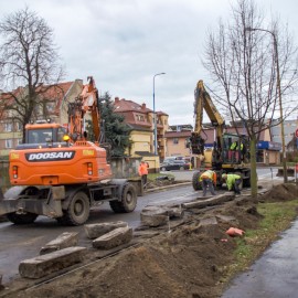 powiększ zdjęcie: Remont al. Ofiar Ludobójstwa OUN UPA. Trwa regulacja krawężników