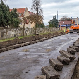 powiększ zdjęcie: Remont al. Ofiar Ludobójstwa OUN UPA. Trwa regulacja krawężników