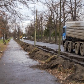 powiększ zdjęcie: Remont al. Ofiar Ludobójstwa OUN UPA. Trwa regulacja krawężników
