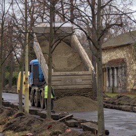 powiększ zdjęcie: Remont al. Ofiar Ludobójstwa OUN UPA. Trwa regulacja krawężników