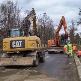 powiększ zdjęcie: Remont al. Ofiar Ludobójstwa OUN UPA. Trwa regulacja krawężników