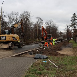 powiększ zdjęcie: Remont al. Ofiar Ludobójstwa OUN UPA. Trwa regulacja krawężników