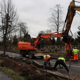 powiększ zdjęcie: Remont al. Ofiar Ludobójstwa OUN UPA. Trwa regulacja krawężników