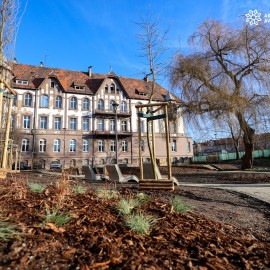 W centrum miasta mamy skwer ze strefą wypoczynku