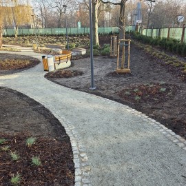 powiększ zdjęcie: W centrum miasta mamy skwer ze strefą wypoczynku