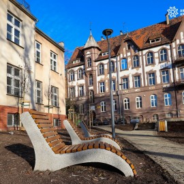 powiększ zdjęcie: W centrum miasta mamy skwer ze strefą wypoczynku