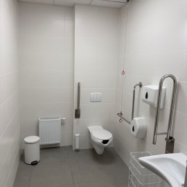 powiększ zdjęcie: Koniec remontu zaplecza i sanitariatów w hali przy Lotniczej